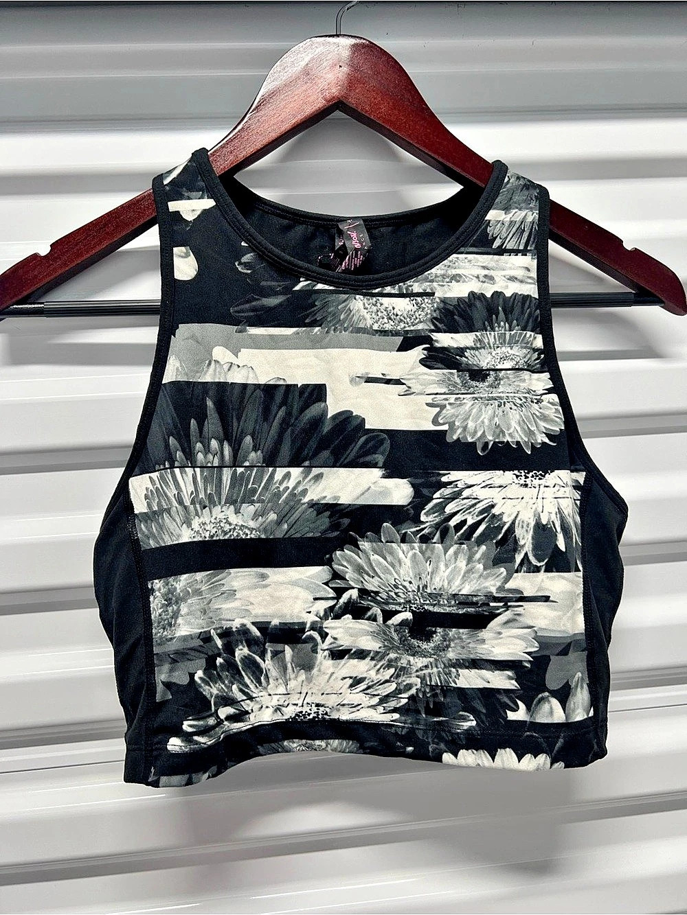 Betsey Johnson Floral Crop Tank in Black & White Size Small Like New